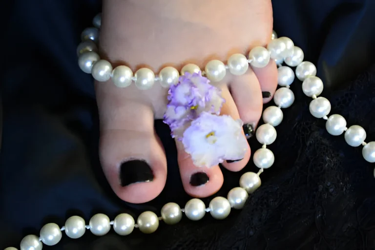 How Pearl Earns $16,000 Per Month Selling Feet Photos on FeetFinder