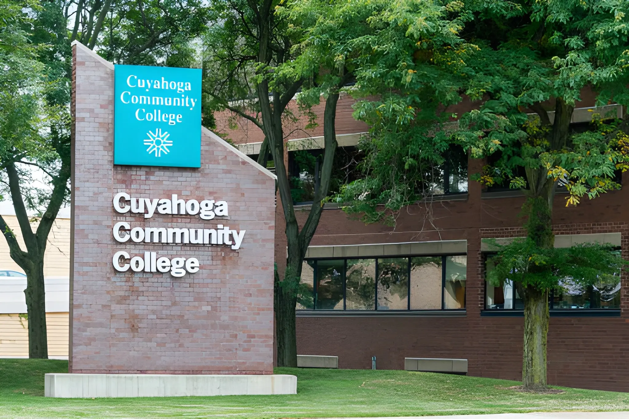 How Community-based Colleges in Inver Grove Heights Impact Cost-Conscious Learners